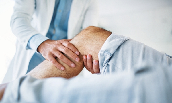 휜다리로 무릎 내측 통증 지속된다면 교정 치료 고려해야
